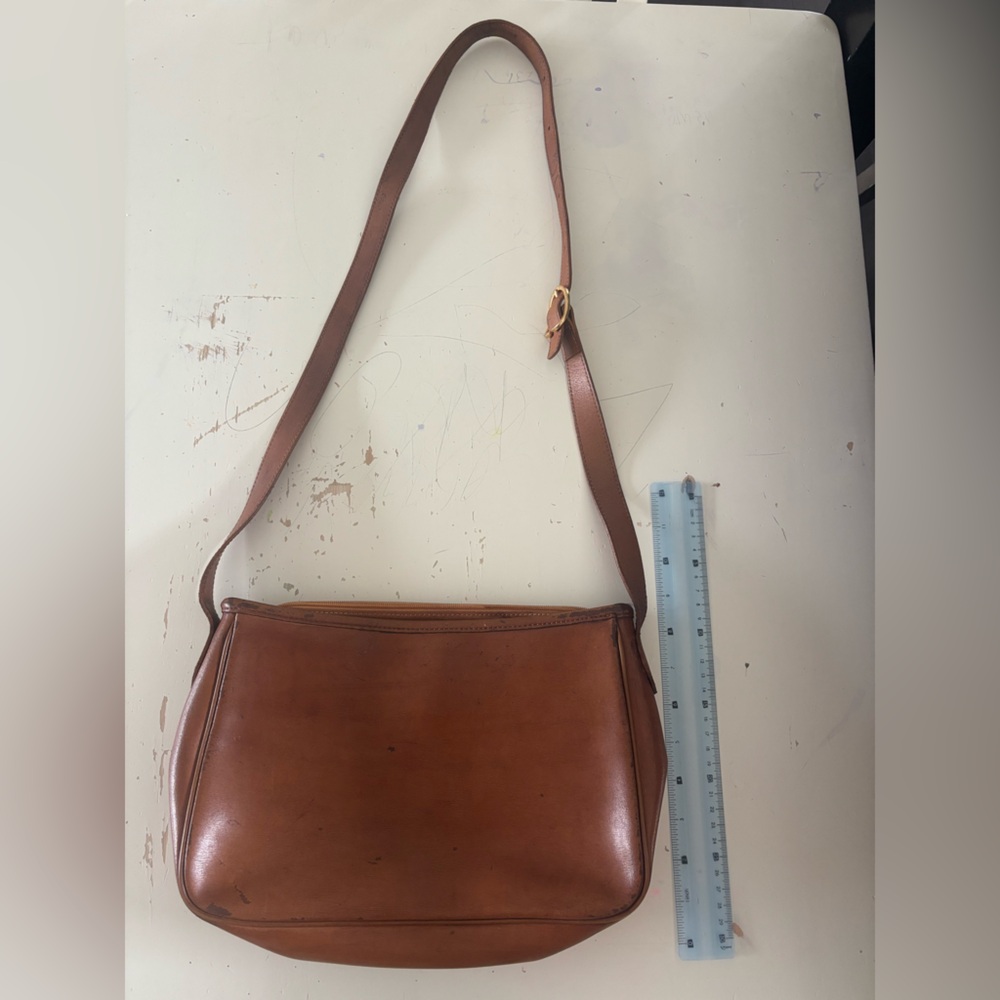 Longchamp Classic Brown Leather Shoulder Bag with Gold Accent - Picture 9 of 13